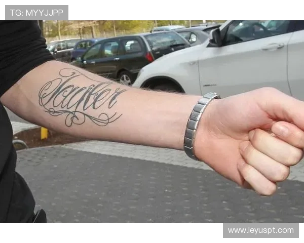 德甲球员纹身文化:球队图腾与球员精神图样 德甲球员纹身文化:球队图腾与球员精神图样